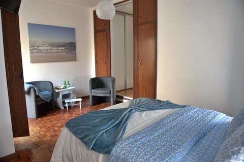 Bed, Bathroom, TV and multimedia, Balcony/Terrace, Seating area, Bedroom, wardrobe, air conditioner