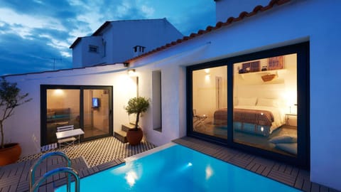 Patio, Pool view, Swimming pool, sunbed