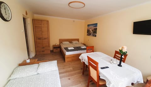 Bed, Photo of the whole room, Seating area, Bedroom