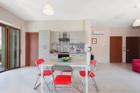 MyHome - Sorrento By The Sea-Beach Apartment in Sant Agnello