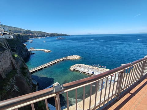 MyHome - Sorrento By The Sea-Beach Apartment in Sant Agnello