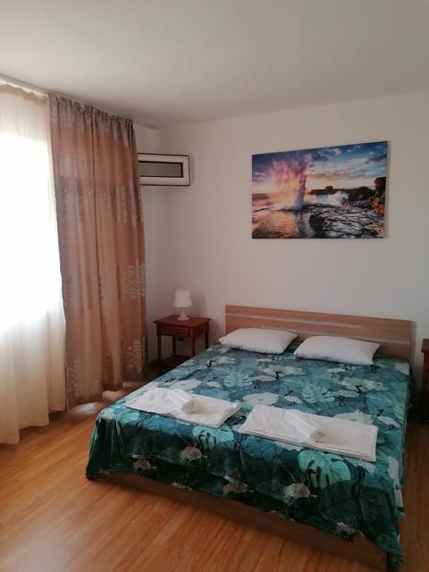 Bedroom, towels