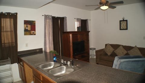 SOUTHWINDS 102 LUXURIOUS CONDO 3 minute walk to beach access Apartment in South Padre Island