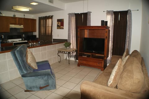 SOUTHWINDS 102 LUXURIOUS CONDO 3 minute walk to beach access Apartment in South Padre Island