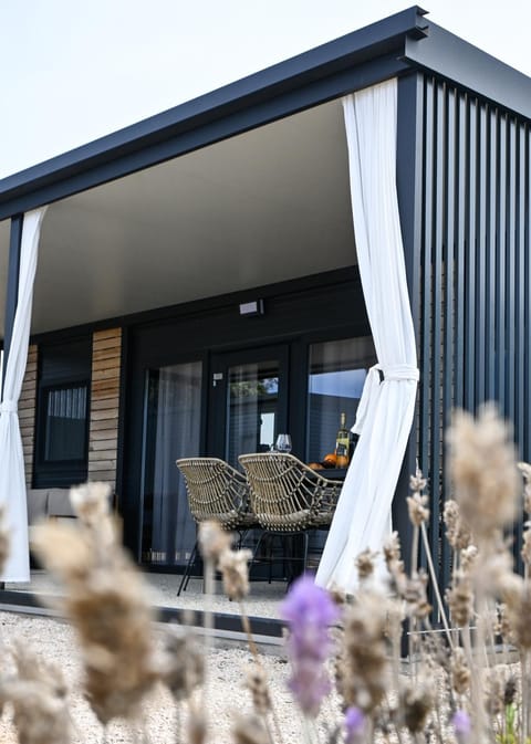 Property building, Day, Balcony/Terrace, Balcony/Terrace, Dining area