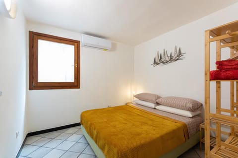 Bedroom, air conditioner