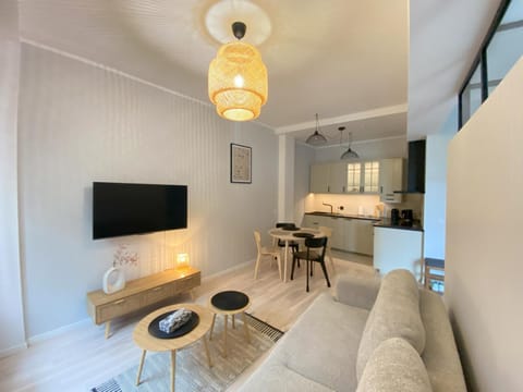 TV and multimedia, Kitchen or kitchenette, Living room, Seating area, Dining area