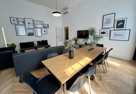 Communal lounge/ TV room, Living room, Seating area, Dining area, Evening entertainment