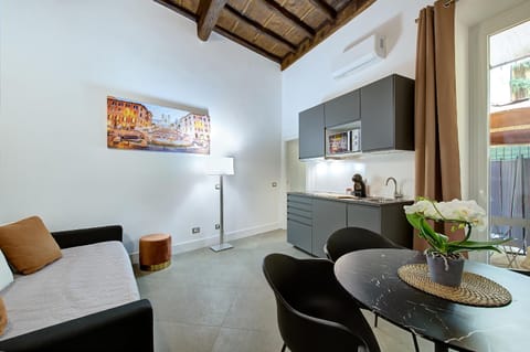 Coffee/tea facilities, Kitchen or kitchenette, Living room, Seating area, Dining area