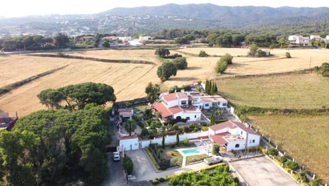 Property building, Day, Neighbourhood, Natural landscape, Bird's eye view, City view, Mountain view