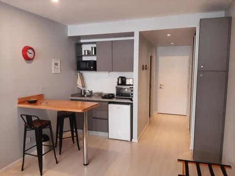 Kitchen or kitchenette, Dining area, minibar, oven, stove, toaster