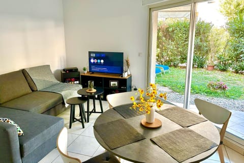 TV and multimedia, Living room, Seating area, Garden view