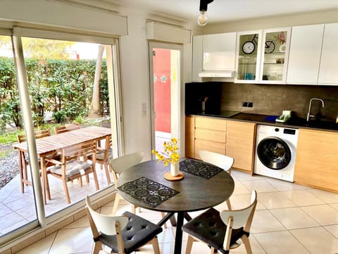 Kitchen or kitchenette, Seating area, Dining area, dishwasher