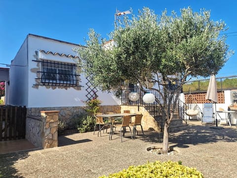 Property building, Patio, Day, Garden, Dining area
