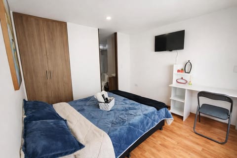 Bed, TV and multimedia, Photo of the whole room, Bedroom, towels, wardrobe