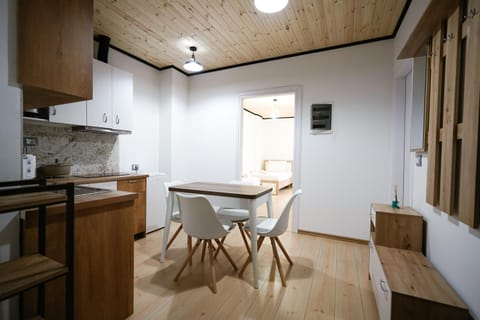 Kitchen or kitchenette, Dining area, minibar, stove