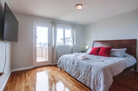 Steps 2 Ocean & Surfing Ocean Views Rooftop Deck House in Pacific Beach