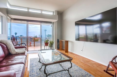 Steps 2 Ocean & Surfing Ocean Views Rooftop Deck House in Pacific Beach