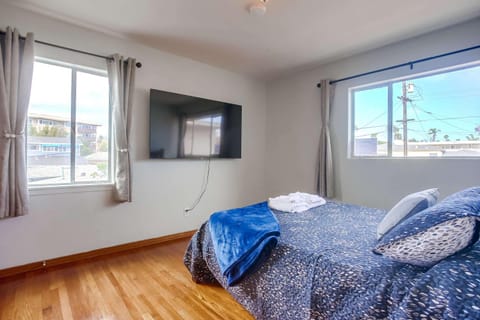 Steps 2 Ocean & Surfing Ocean Views Rooftop Deck House in Pacific Beach