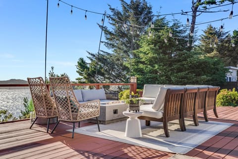 Riverfront! Family Friendly, Hot Tub, Fire Pit, EV House in Oregon