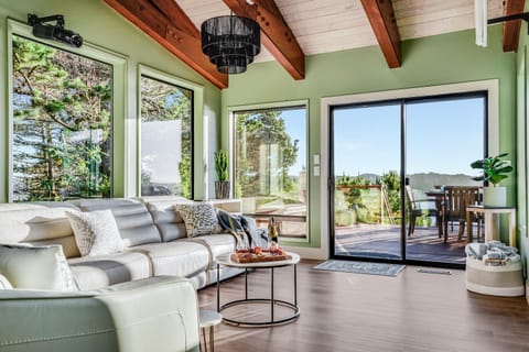 Riverfront! Family Friendly, Hot Tub, Fire Pit, EV House in Oregon