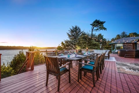 Riverfront! Family Friendly, Hot Tub, Fire Pit, EV House in Oregon