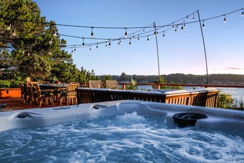 Riverfront! Family Friendly, Hot Tub, Fire Pit, EV House in Oregon