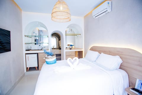 Bed, TV and multimedia, Photo of the whole room, Bedroom, minibar, air conditioner