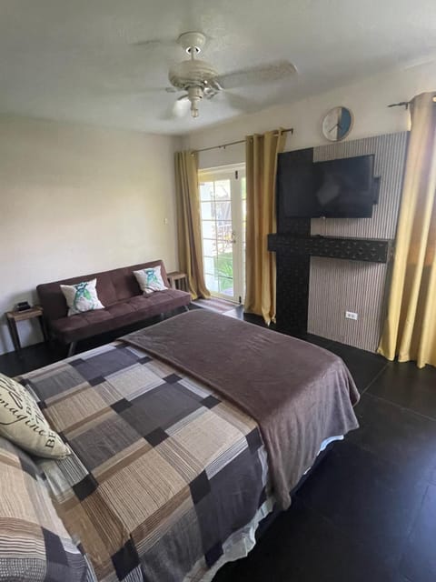 Bed, TV and multimedia, Photo of the whole room