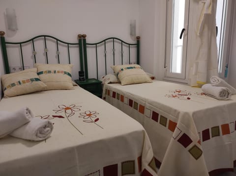 Bed, TV and multimedia, Photo of the whole room, Bedroom, towels, air conditioner