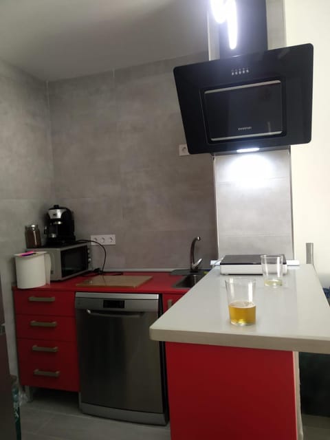 Coffee/tea facilities, Kitchen or kitchenette, stove