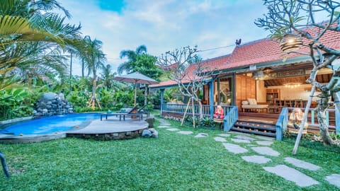 Property building, Garden, Garden view, Pool view, Swimming pool, sunbed