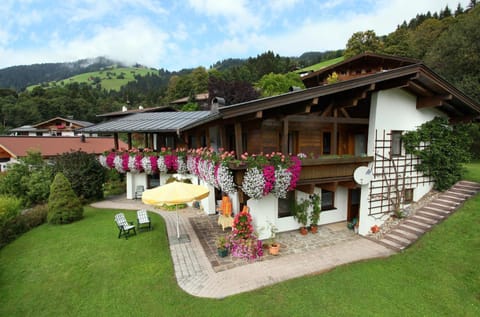 Property building, Day, Natural landscape, Garden, Balcony/Terrace, Garden view, Mountain view