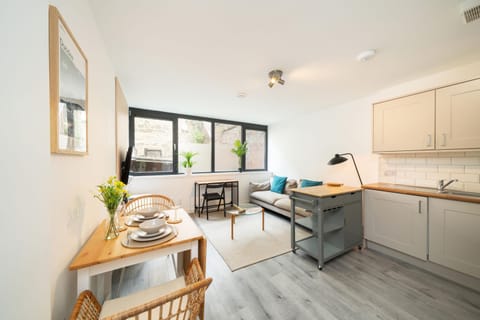 Kitchen or kitchenette, Living room, Seating area, Dining area