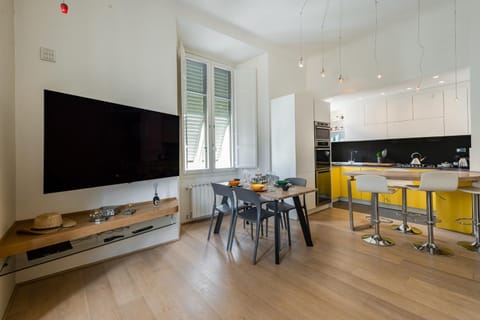Kitchen or kitchenette, Seating area, Dining area