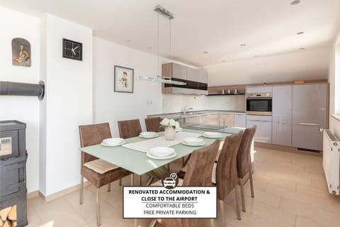 Kitchen or kitchenette, Dining area, oven, stove