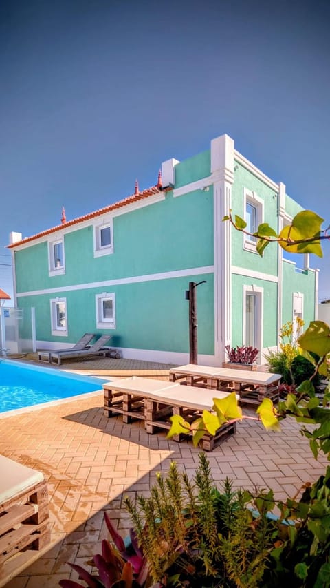 Property building, Swimming pool, sunbed