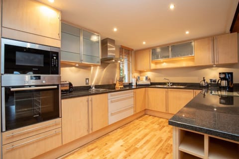 Property building, Coffee/tea facilities, Kitchen or kitchenette, dishwasher, oven, stove, toaster