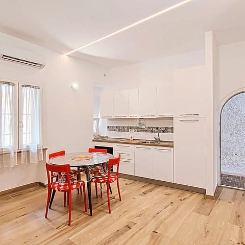 Kitchen or kitchenette, Living room, Seating area, Dining area, pet friendly, stove