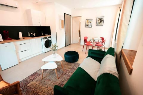 Kitchen or kitchenette, Living room, washing machine