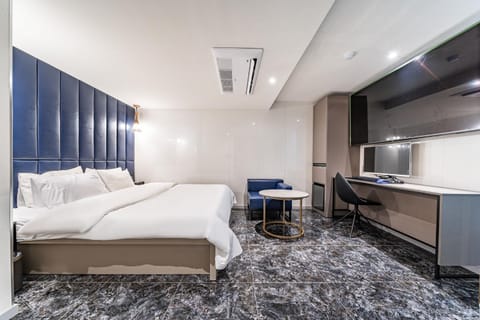 Bed, TV and multimedia, Photo of the whole room, Seating area, Bedroom, air conditioner