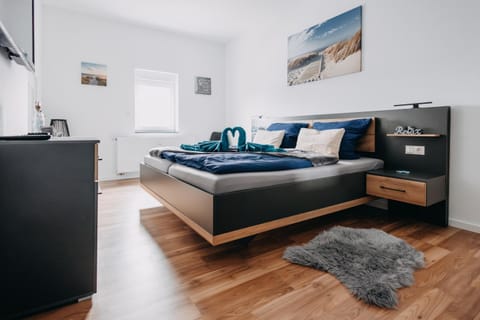 Bed, TV and multimedia, Bedroom, heating, towels