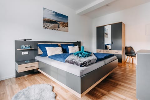 Bed, TV and multimedia, Bedroom, heating, towels, wardrobe