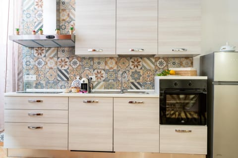 Coffee/tea facilities, oven, stove