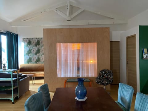 Seating area, Dining area