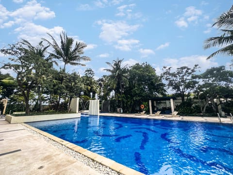 Property building, Swimming pool, sunbed
