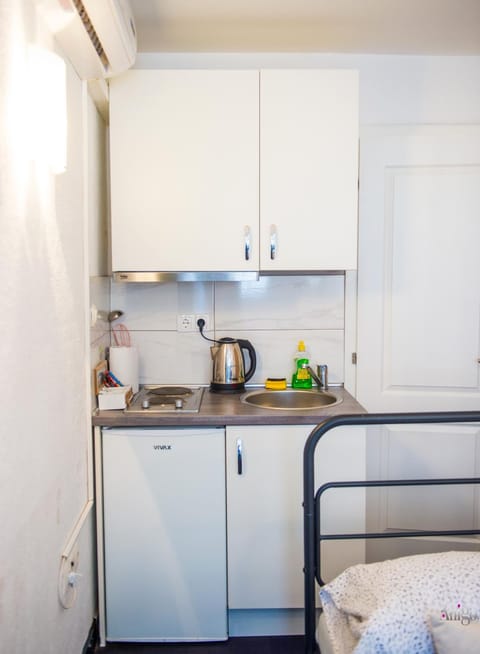 Bed, Kitchen or kitchenette, stove