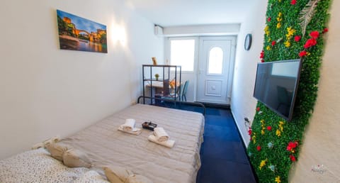 Bed, TV and multimedia, towels