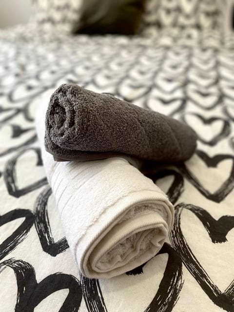 Bed, Bedroom, towels