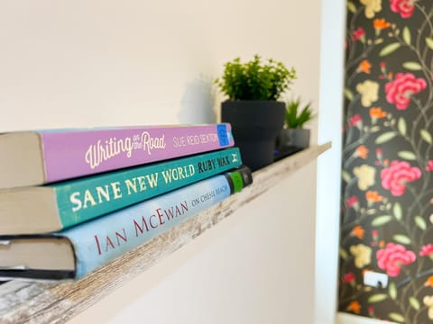 Chic Minimalist Retreat in Ibrox Apartment in Glasgow